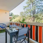 Apartman Seaside Getaway - Comfort & Sandy Beaches - *