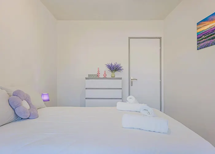 Seaside Getaway - Comfort & Sandy Beaches - *